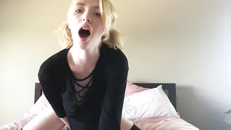 Missttxo having fun on the bed
