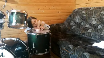 Laruna_Mave Shy slut caresses shaved cunt