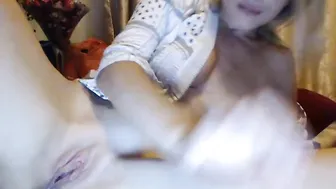 Sensationowl Beautiful girl shows sexy body