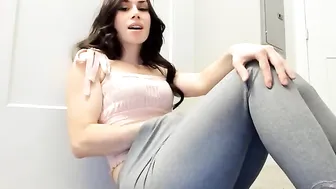 zurieelivira Sultry slut fucks her pussy