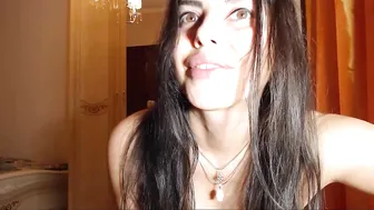little_gypsy777 jerking off the clit on the bed