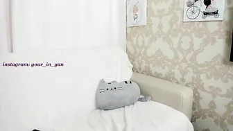 in_yan Cute bitch jerks off pussy