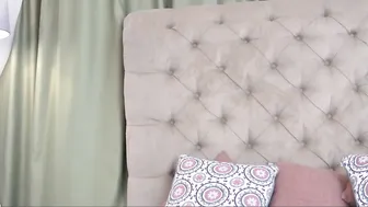 fallingangel Pretty slut jerks both holes.