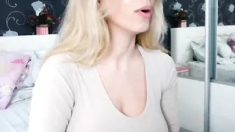 innocentdolll has both slits