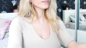 innocentdolll has both slits