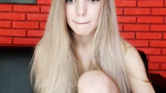 RamonaSpicy Babe plays with rubber dildo