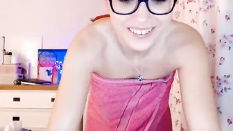 Ami_White Depraved beauty masturbates pussy
