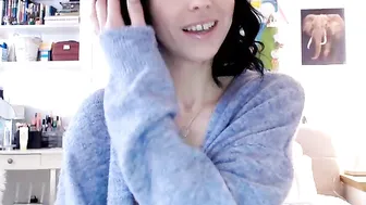 Ami_White Slender lady poses in lingerie