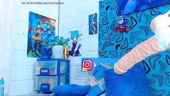 karlakole with a toy