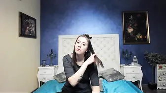 emesse Buxom fucks pussy with phallus