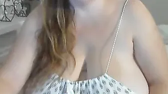 bigmegi masturbating on the bed