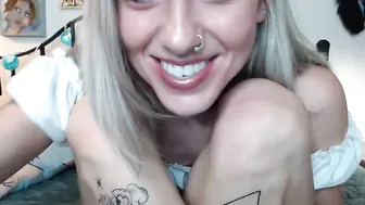 sexylittlee Gorgeous lady relish both holes