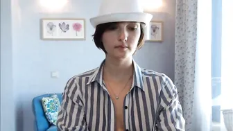 yana_lolita Hot bitch gently fucks sex toy