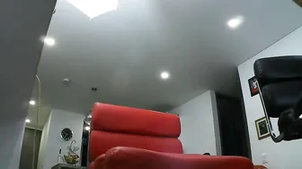 vanandjuani shows his body
