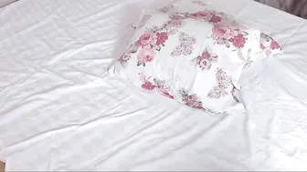 dreamsweetgirl The insistent bitch licks a rubber penis