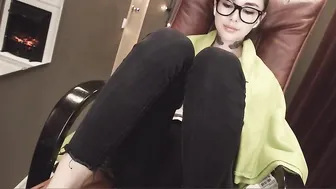 hollyextra masturbating with a tampon in pussy