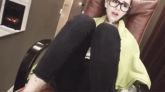 hollyextra masturbating with a tampon in pussy