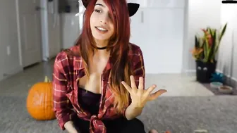 lizmreow greedily fucks her pussy