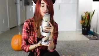 lizmreow greedily fucks her pussy