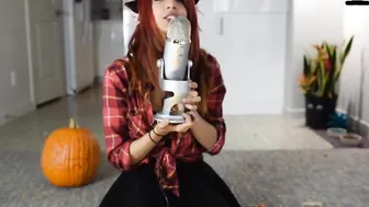 lizmreow greedily fucks her pussy