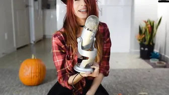 lizmreow greedily fucks her pussy