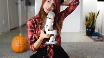 lizmreow greedily fucks her pussy