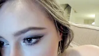 x_lily_x caresses her ass