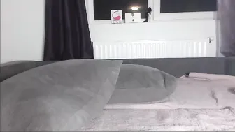 desert2blosom Luxurious slut masturbates shaved pussy