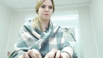 blondiebetsy Cute lady undresses in front of the camera