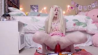 Tweetney Hot babe fucks cunt