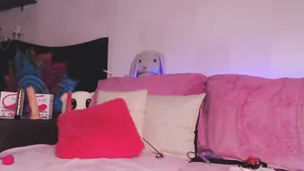 lovexxxpink Incendiary  cam girl  plays with a big dildo