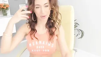 cristinabella passionate petting the clitoris with fingers