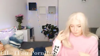 mineeett Charming slut hammering herself on the couch