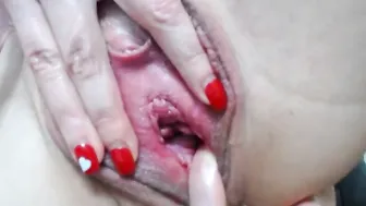 Lelena13 Tanned brunette gently pulls pussy