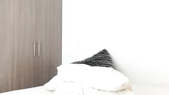 JulianaCandy The stubborn babe pulls juicy holes