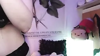 UndersiegeXO Seductive chick fucks sex toy