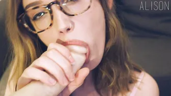 Alisonxo Buxom fucks pussy with phallus