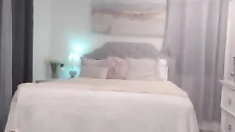 Queen_Bambi Sweet bitch massages breasts