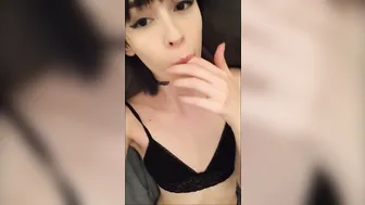 Ivy_Aura Fine skin gently twitches the clitoris