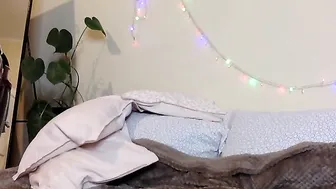 Mary_Honey Hot chicks masturbate their pussy with a vibrator