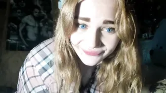 gohaaard420 Busty slut fucks the lips sex