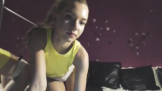 aalliss Beautiful passion gently masturbates pussy