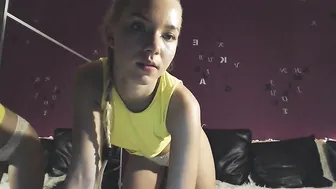 aalliss Beautiful passion gently masturbates pussy