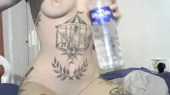 Tessea Pretty lady gently masturbates cunt