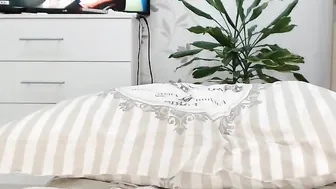 summerrainbow Busty hottie gently jerks her cunt