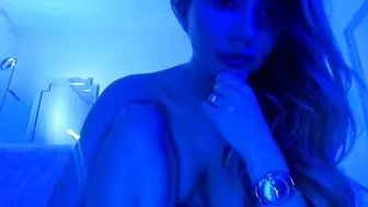 anaariana Gorgeous jerks off a banana and cums.