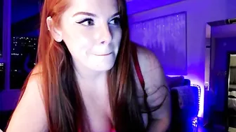 ivygrace Sexy chick caresses pussy