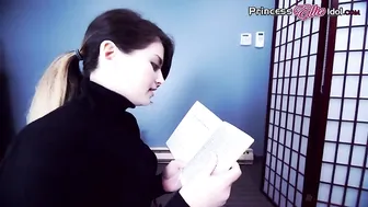 Princess Ellie A nice babe kneads her cunt
