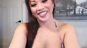 jade_lee Cute slut jerks her pussy on people