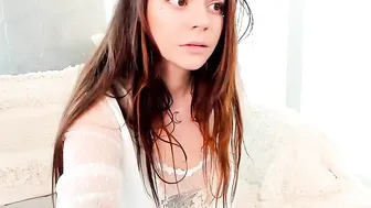 ziafox Pretty chick fucks pussy with phallus
